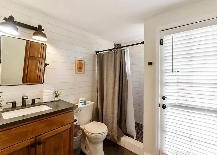 Holiday home Scottsdale Retreat,heated Pool, Game & More!