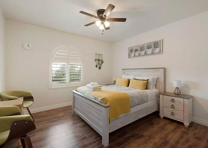Holiday home Scottsdale Retreat,heated Pool, Game & More!
