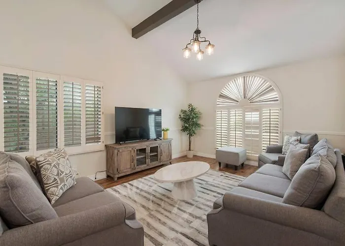 Holiday home Scottsdale Retreat,heated Pool, Game & More!