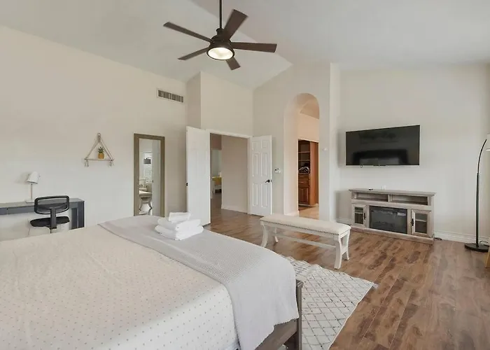 Holiday home Scottsdale Retreat,heated Pool, Game & More! *