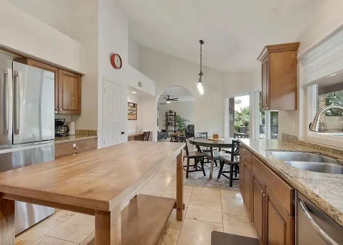 Holiday home Scottsdale Retreat,heated Pool, Game & More!