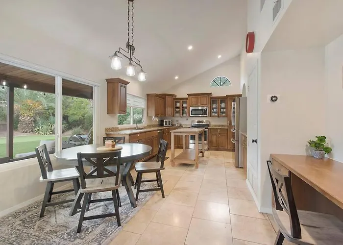Holiday home Scottsdale Retreat,heated Pool, Game & More! *